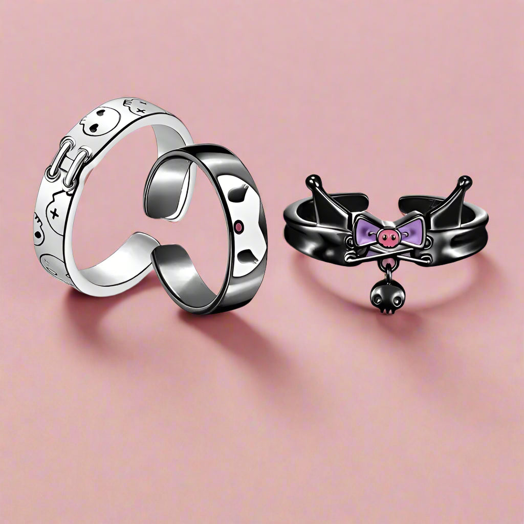 Two rings, one silver and one black with a bow design, on a white background with 'Kuromi' branding.